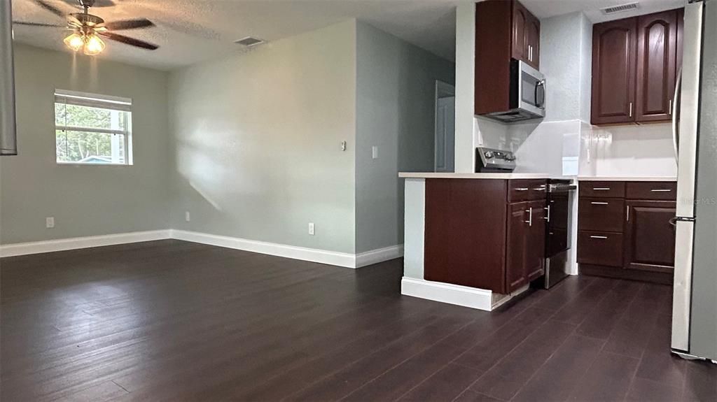 For Sale: $349,900 (3 beds, 2 baths, 968 Square Feet)