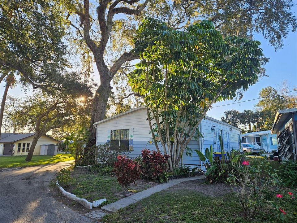 For Sale: $165,000 (2 beds, 2 baths, 1040 Square Feet)