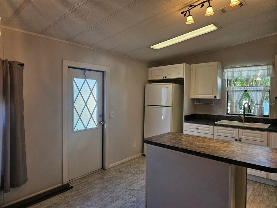 For Sale: $165,000 (2 beds, 2 baths, 1040 Square Feet)