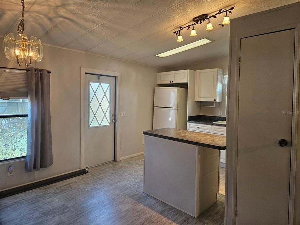 For Sale: $165,000 (2 beds, 2 baths, 1040 Square Feet)