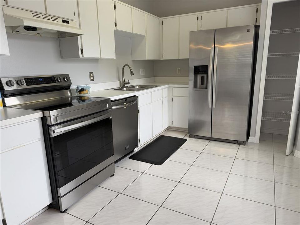 For Rent: $1,995 (3 beds, 2 baths, 1101 Square Feet)