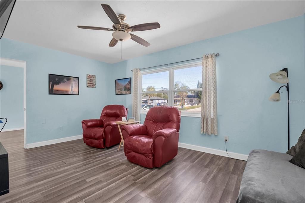 For Sale: $340,000 (2 beds, 1 baths, 1212 Square Feet)