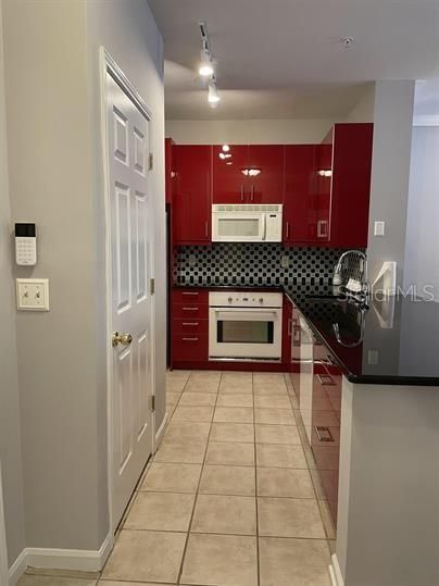 For Rent: $2,100 (1 beds, 1 baths, 830 Square Feet)