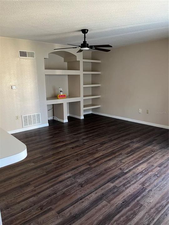 For Rent: $1,450 (1 beds, 1 baths, 842 Square Feet)