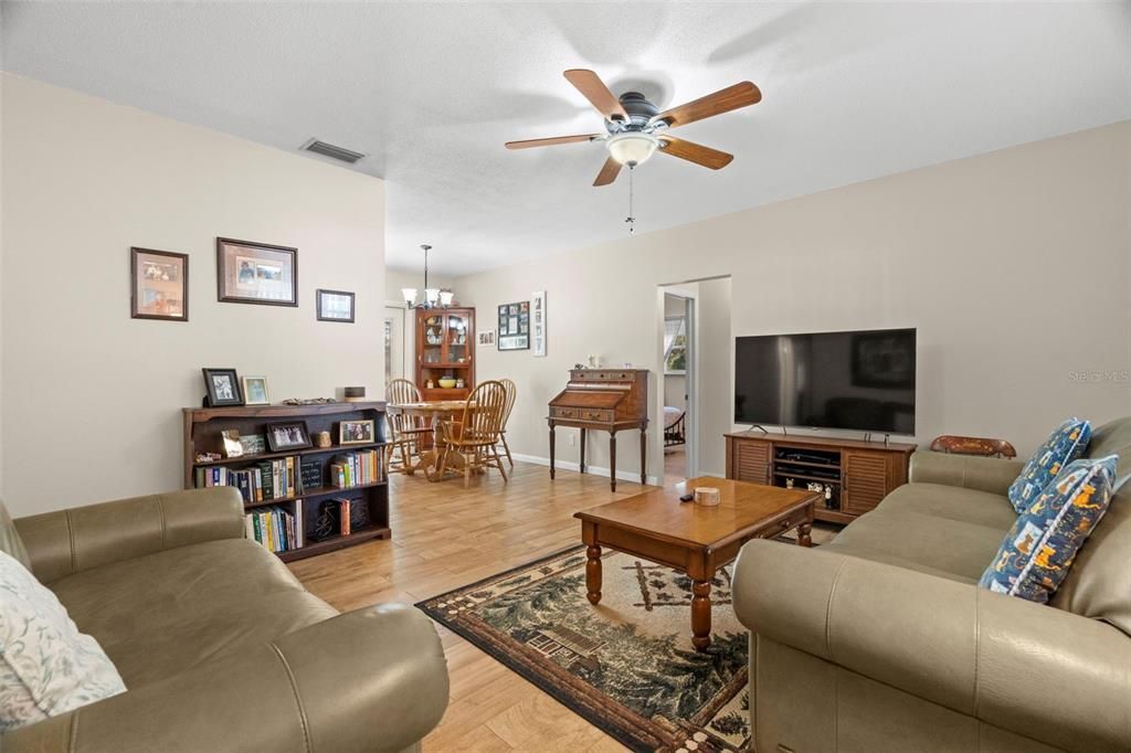 For Sale: $349,000 (3 beds, 1 baths, 1013 Square Feet)