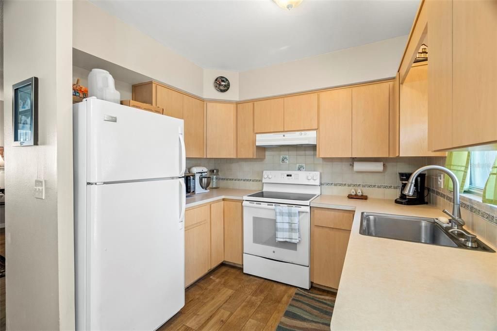 For Sale: $349,000 (3 beds, 1 baths, 1013 Square Feet)