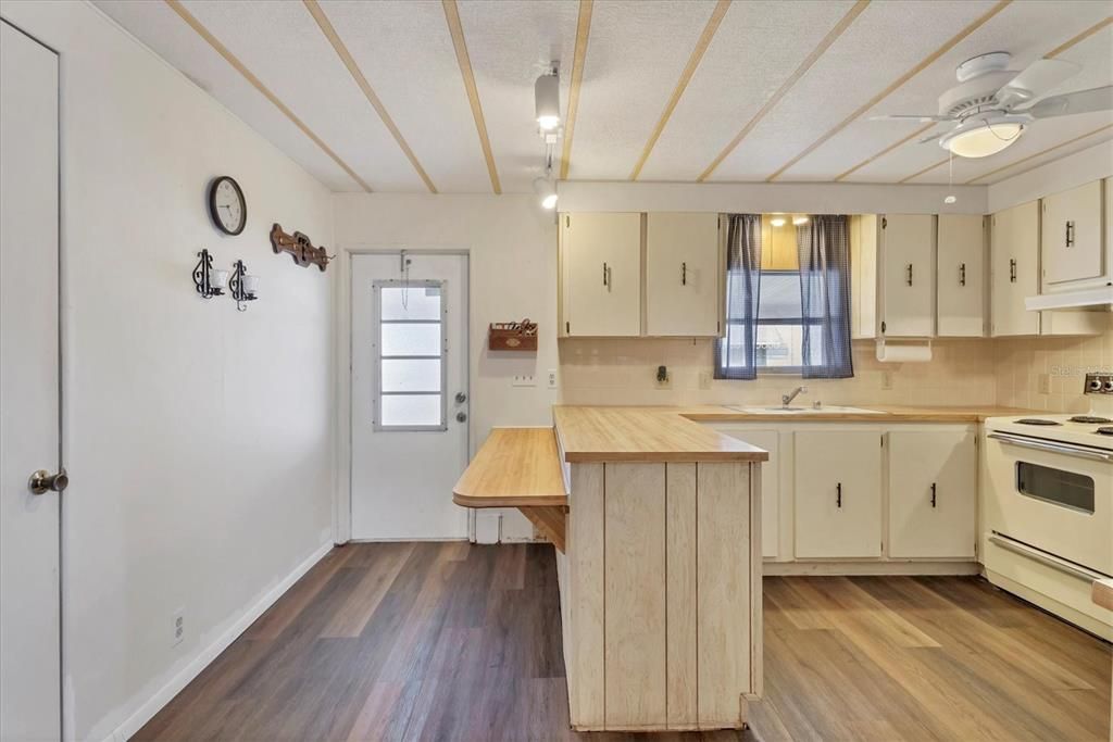 Kitchen/Breakfast Counter