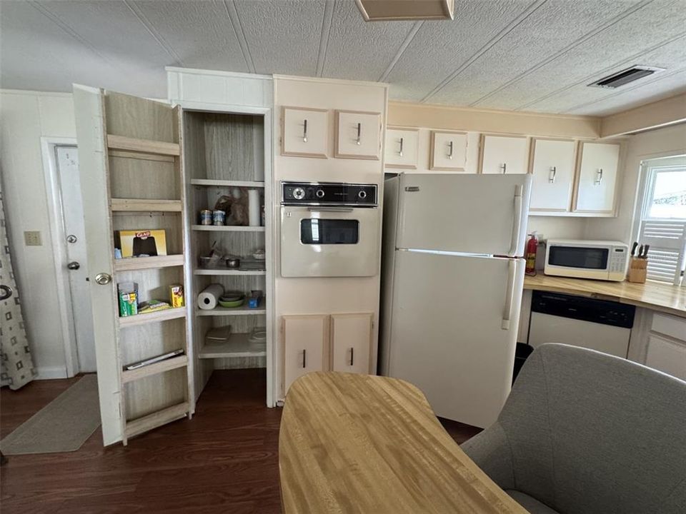 For Sale: $130,000 (2 beds, 2 baths, 960 Square Feet)