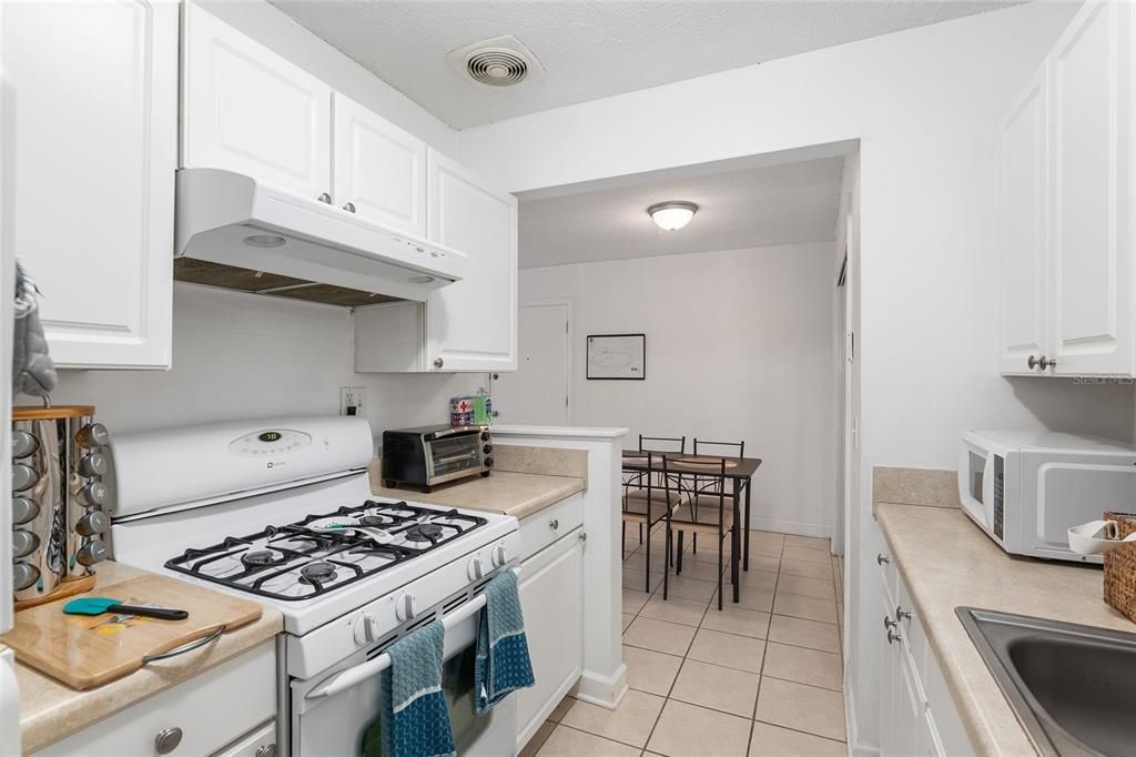 For Sale: $141,500 (1 beds, 1 baths, 642 Square Feet)