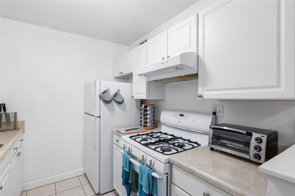 For Sale: $141,500 (1 beds, 1 baths, 642 Square Feet)