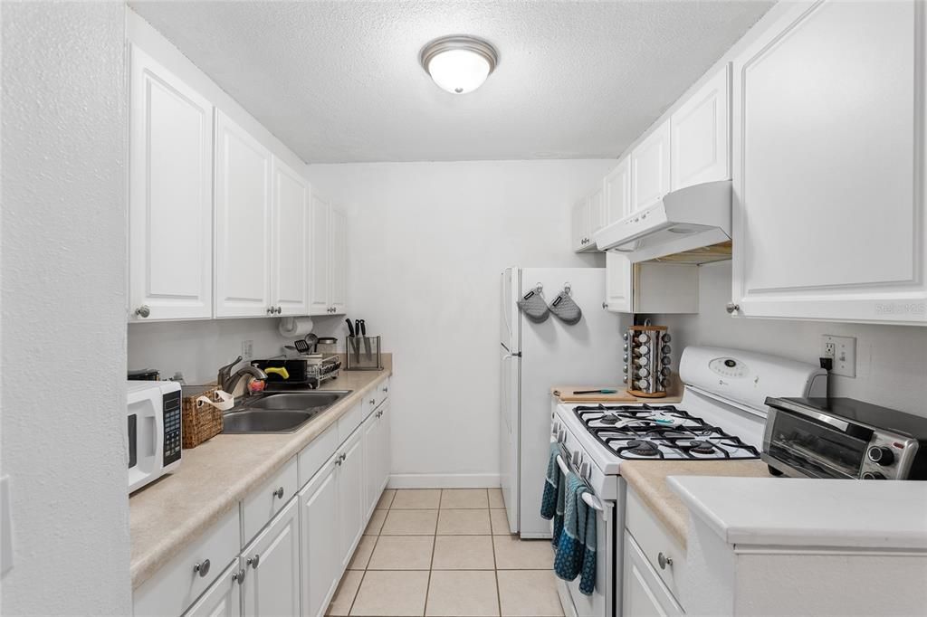 For Sale: $141,500 (1 beds, 1 baths, 642 Square Feet)