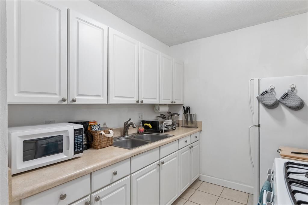 For Sale: $141,500 (1 beds, 1 baths, 642 Square Feet)