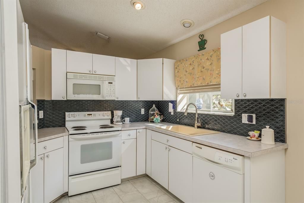 For Sale: $299,000 (2 beds, 2 baths, 1474 Square Feet)