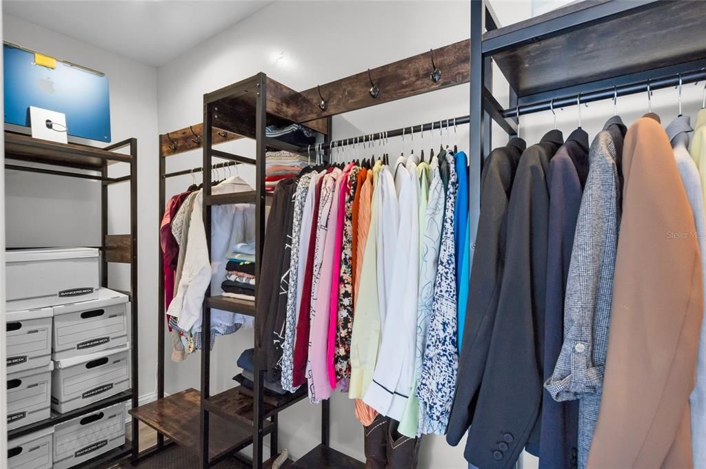 WALK-IN CLOSET