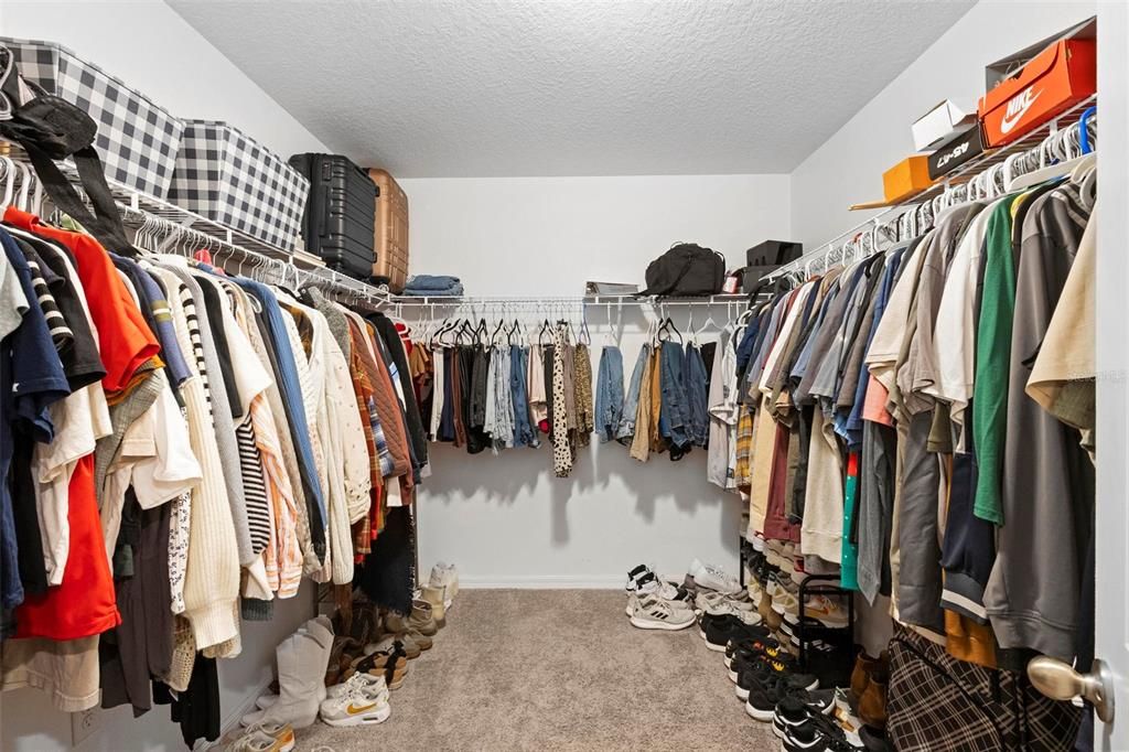 WALK IN CLOSET