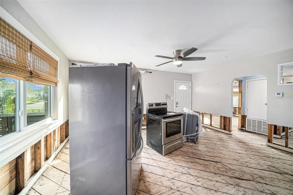 For Sale: $290,000 (2 beds, 1 baths, 938 Square Feet)