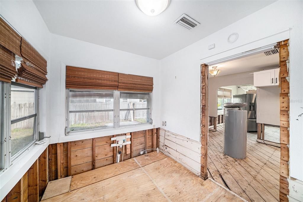 For Sale: $290,000 (2 beds, 1 baths, 938 Square Feet)