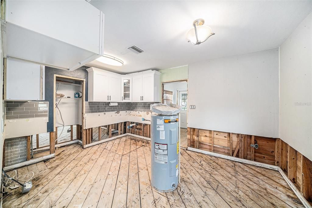 For Sale: $290,000 (2 beds, 1 baths, 938 Square Feet)