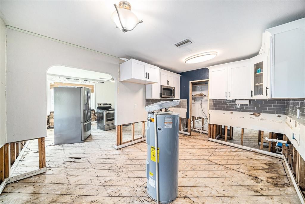 For Sale: $290,000 (2 beds, 1 baths, 938 Square Feet)