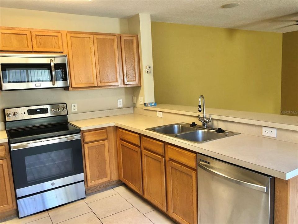 Active With Contract: $2,400 (2 beds, 2 baths, 1744 Square Feet)