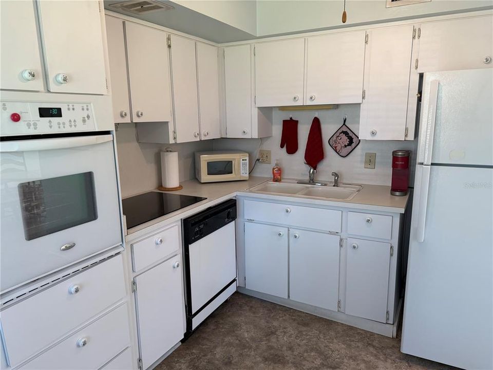 For Sale: $189,900 (2 beds, 2 baths, 1100 Square Feet)