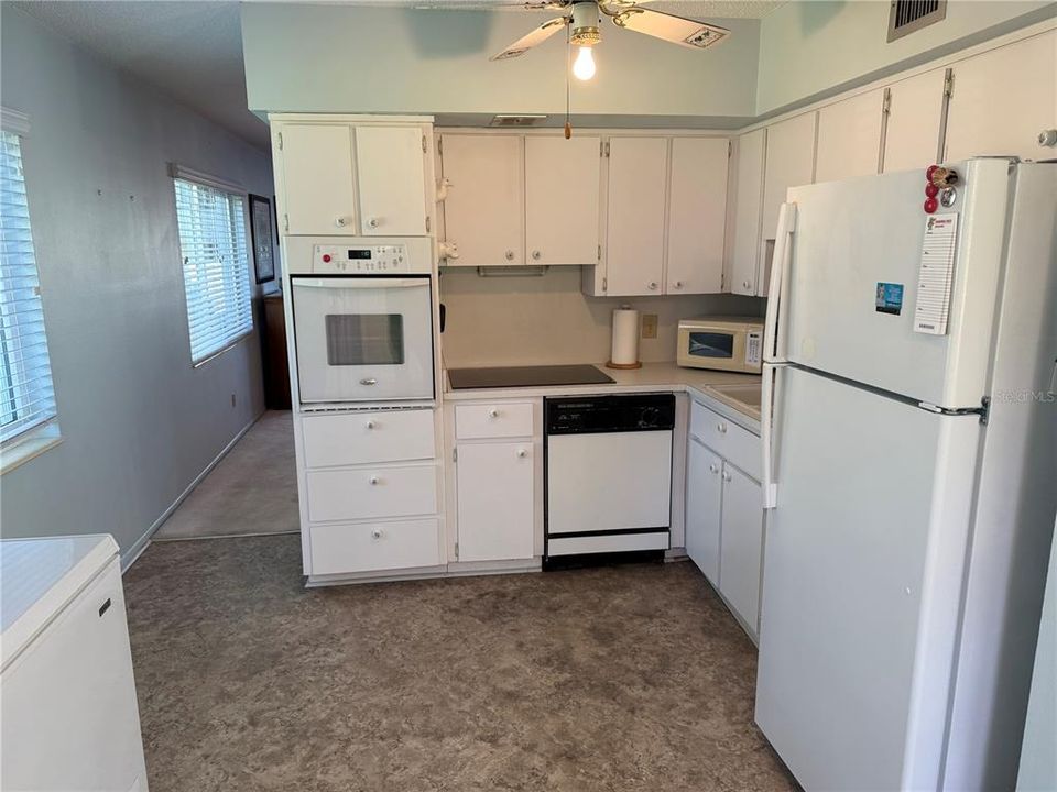 For Sale: $189,900 (2 beds, 2 baths, 1100 Square Feet)