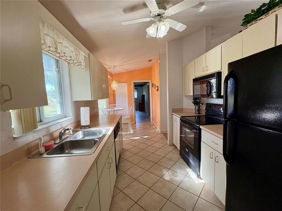 For Sale: $200,000 (2 beds, 2 baths, 1278 Square Feet)