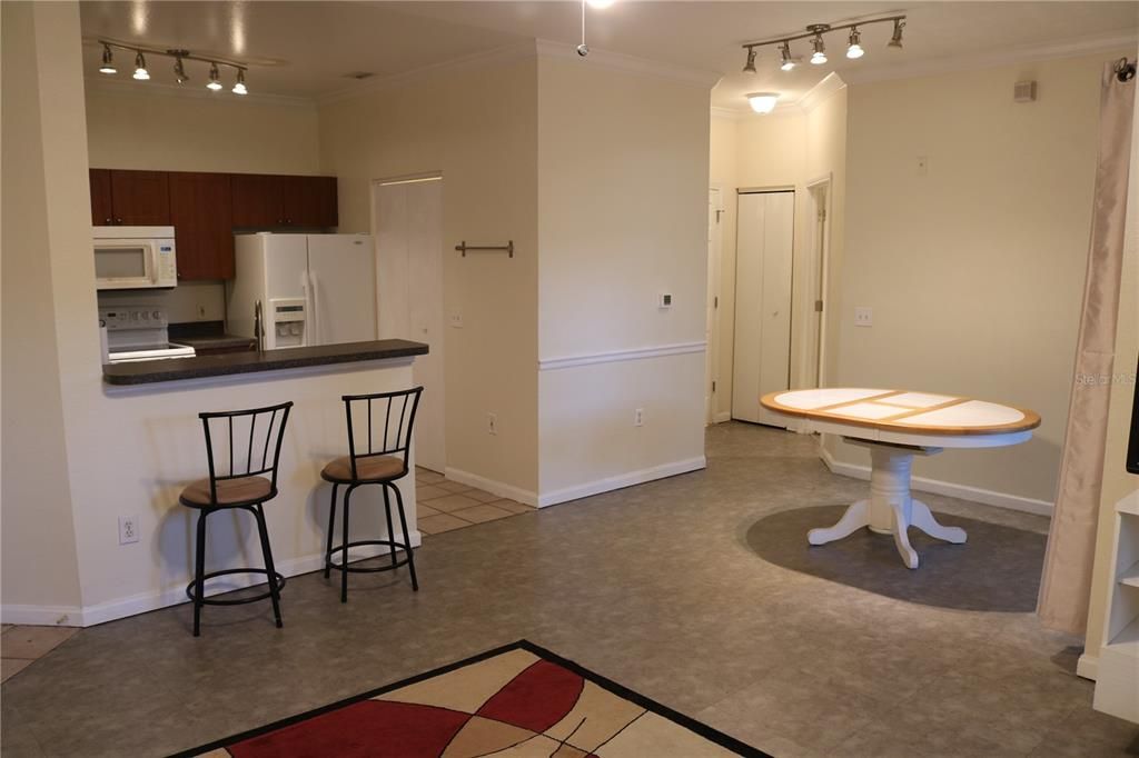 For Rent: $1,425 (1 beds, 1 baths, 700 Square Feet)