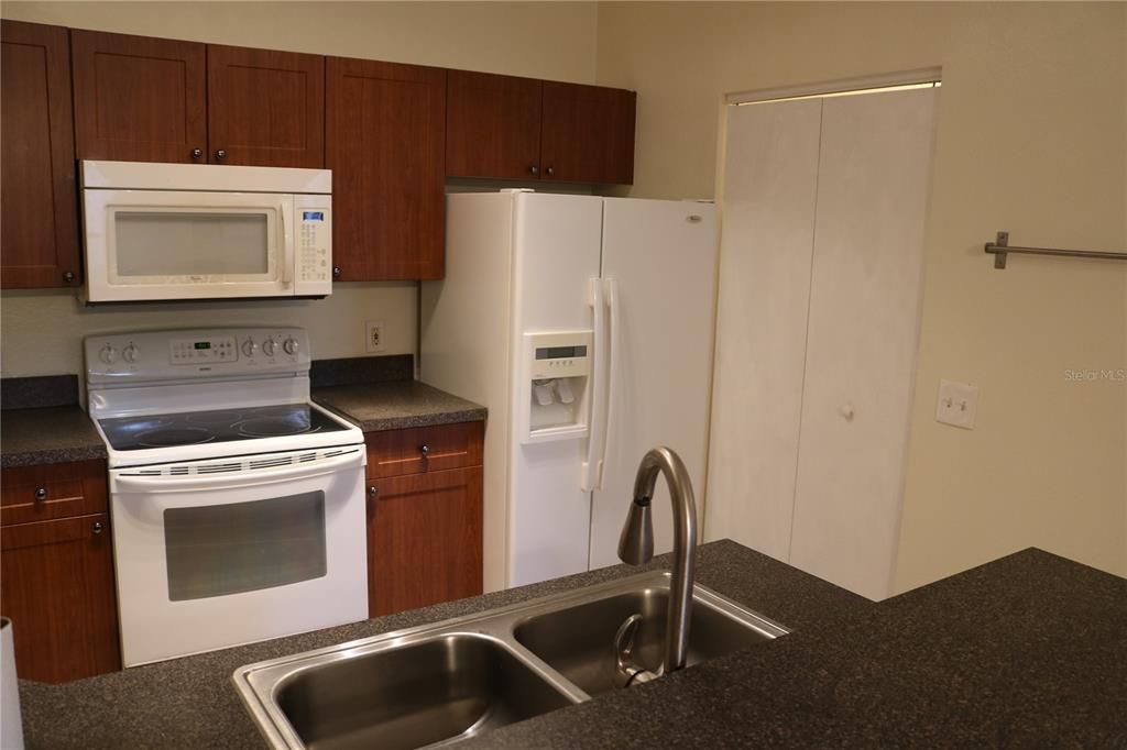 For Rent: $1,425 (1 beds, 1 baths, 700 Square Feet)