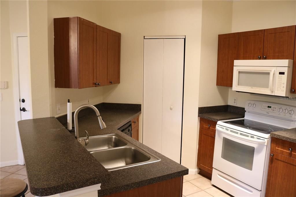 For Rent: $1,425 (1 beds, 1 baths, 700 Square Feet)