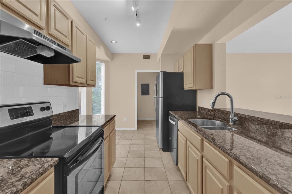 For Sale: $225,000 (2 beds, 1 baths, 1271 Square Feet)