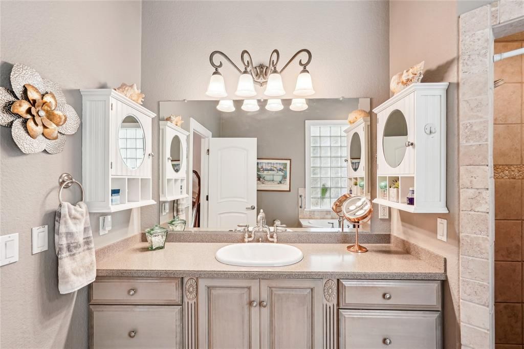 Под контрактом: $979,990 (3 спален, 3 ванн, 3002 Квадратных фут)