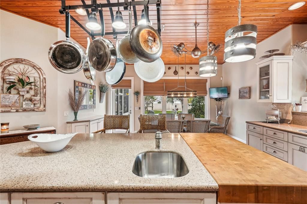 Под контрактом: $979,990 (3 спален, 3 ванн, 3002 Квадратных фут)