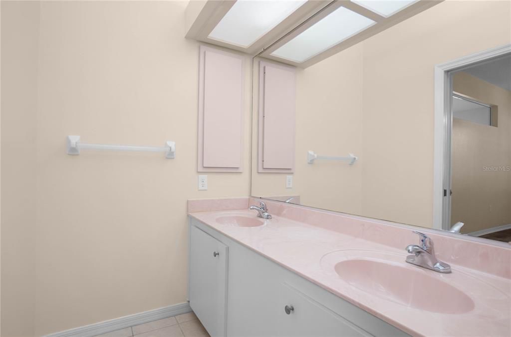 For Sale: $195,000 (2 beds, 2 baths, 1213 Square Feet)