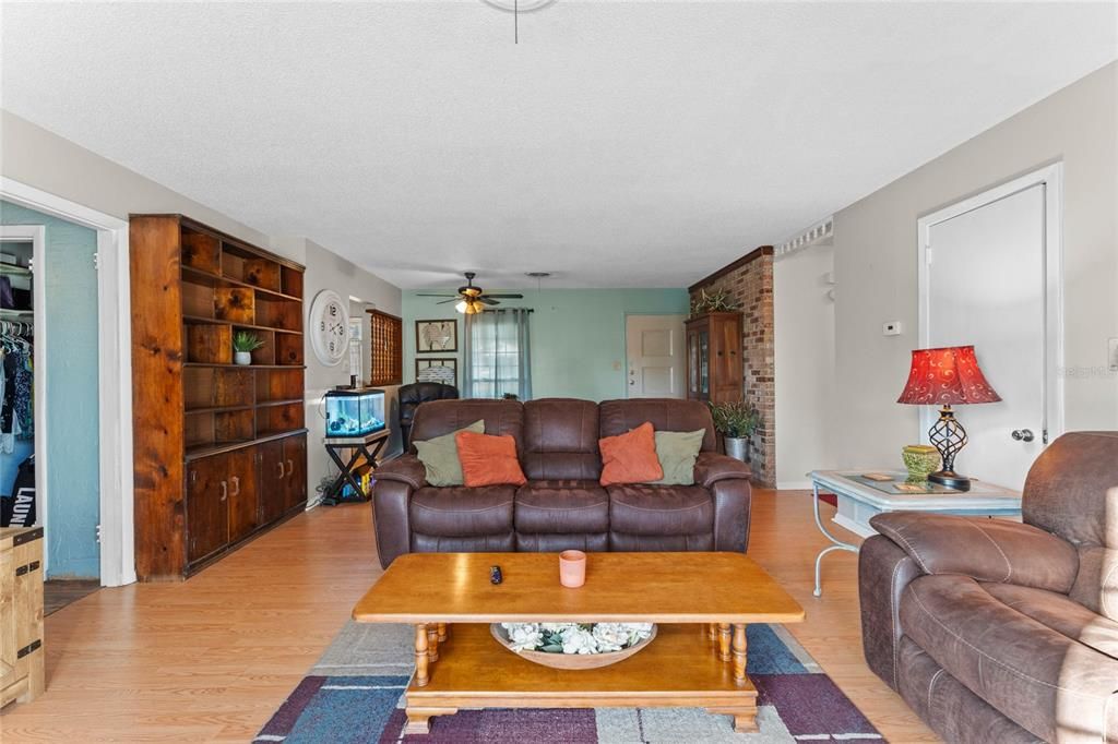 For Sale: $299,900 (3 beds, 2 baths, 1201 Square Feet)