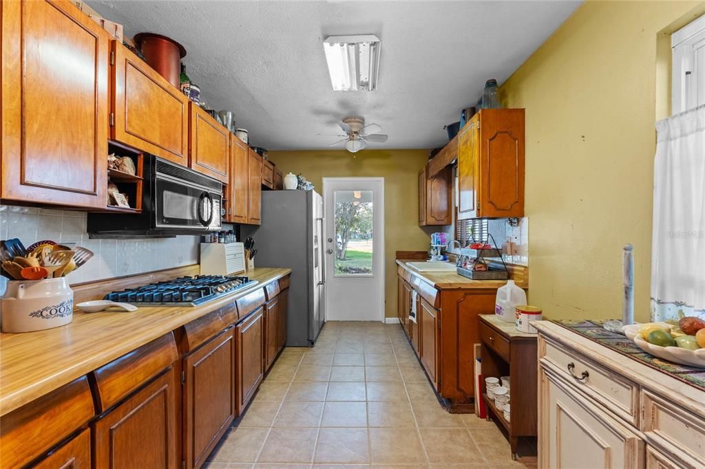 For Sale: $299,900 (3 beds, 2 baths, 1201 Square Feet)