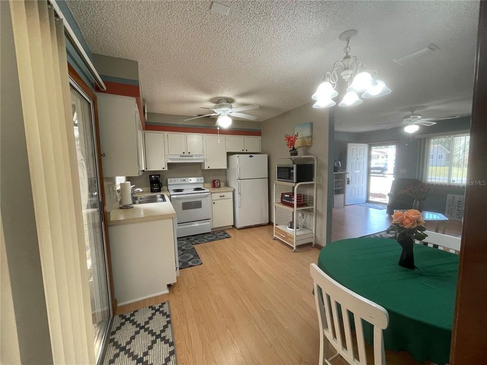 For Sale: $170,000 (2 beds, 1 baths, 768 Square Feet)