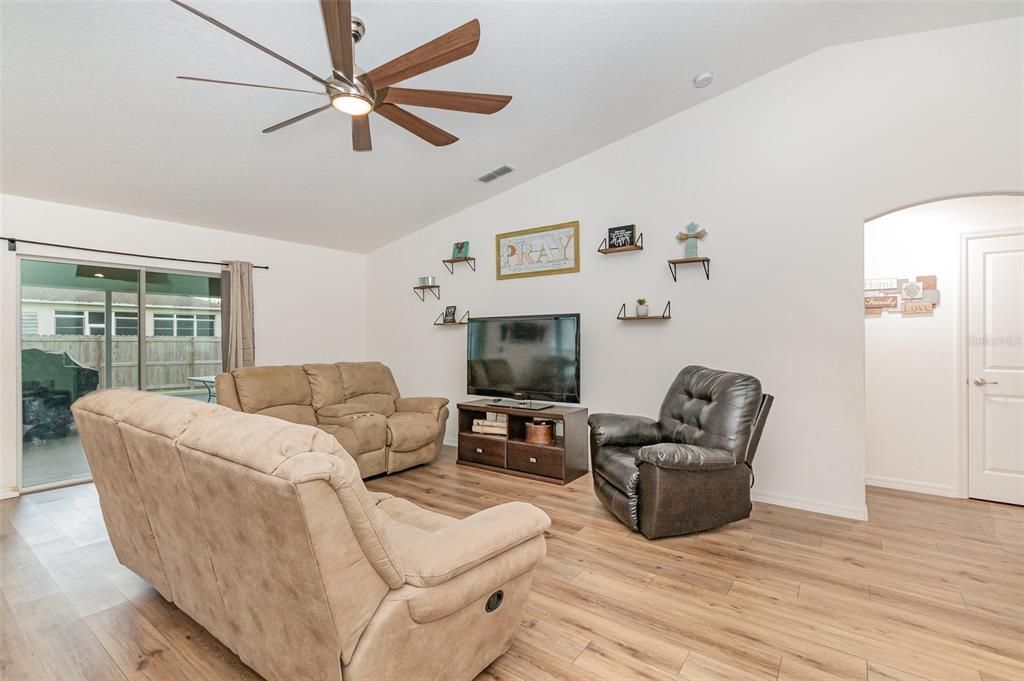 For Sale: $339,000 (3 beds, 2 baths, 1752 Square Feet)