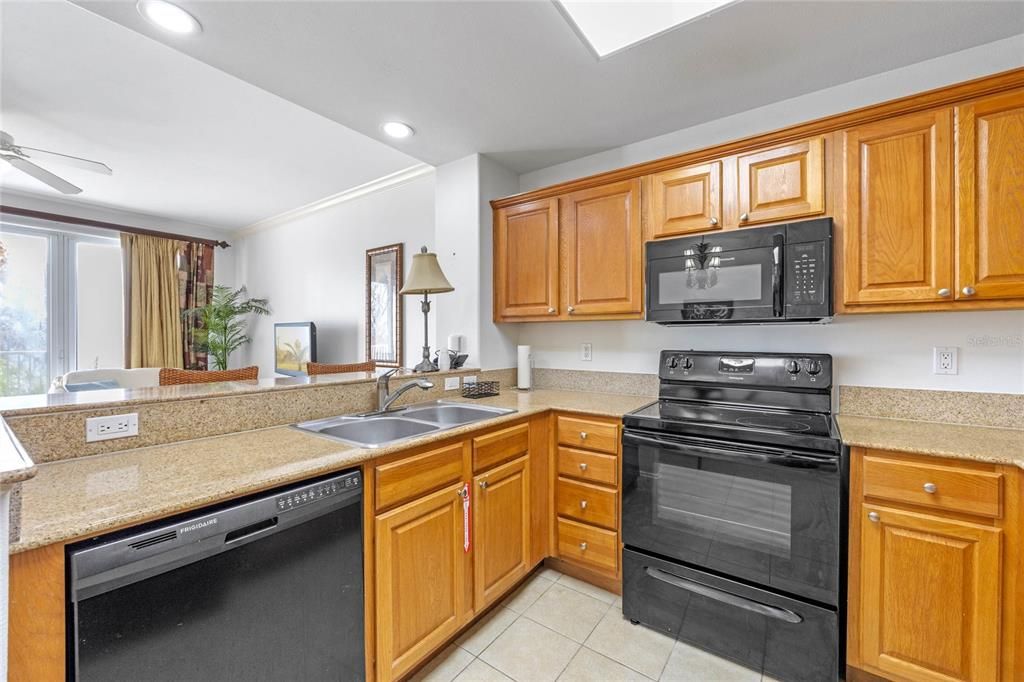 For Sale: $225,000 (1 beds, 2 baths, 798 Square Feet)