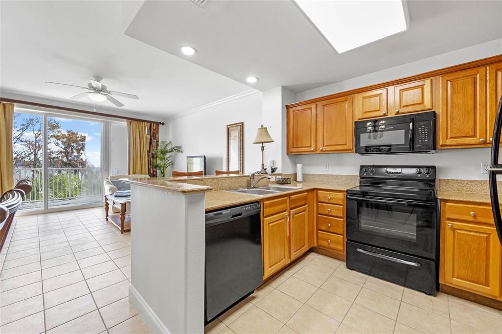 For Sale: $225,000 (1 beds, 2 baths, 798 Square Feet)