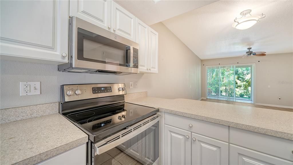 For Sale: $349,000 (2 beds, 2 baths, 1068 Square Feet)