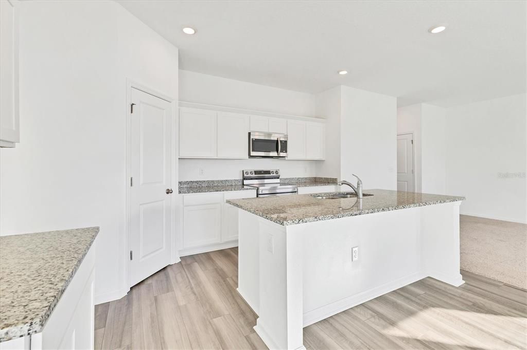 Kitchen, Granite Island, Large Pantry