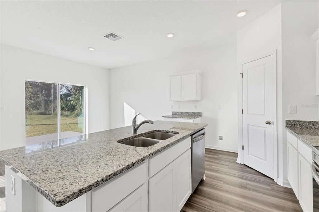 Kitchen, Granite Island, Large Pantry