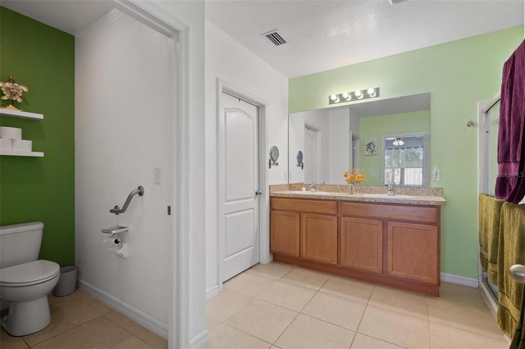 For Sale: $545,000 (5 beds, 2 baths, 2880 Square Feet)