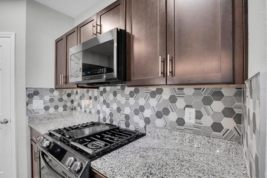 GAS RANGE AND ATTRACTIVE BACKSPLASH