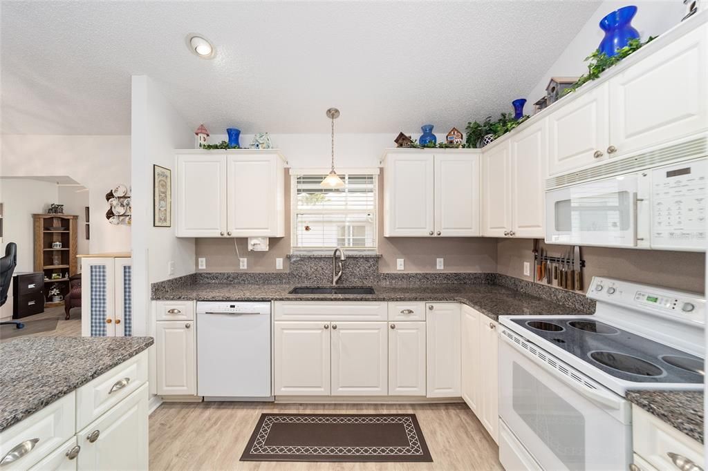 For Sale: $324,900 (2 beds, 2 baths, 1248 Square Feet)