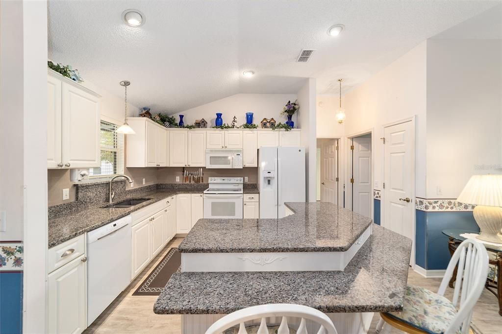 For Sale: $324,900 (2 beds, 2 baths, 1248 Square Feet)