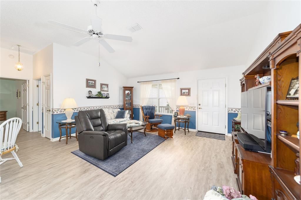 For Sale: $324,900 (2 beds, 2 baths, 1248 Square Feet)