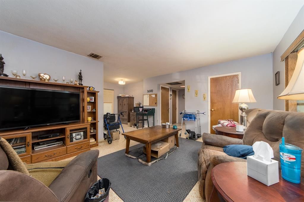 For Sale: $289,000 (2 beds, 1 baths, 1078 Square Feet)