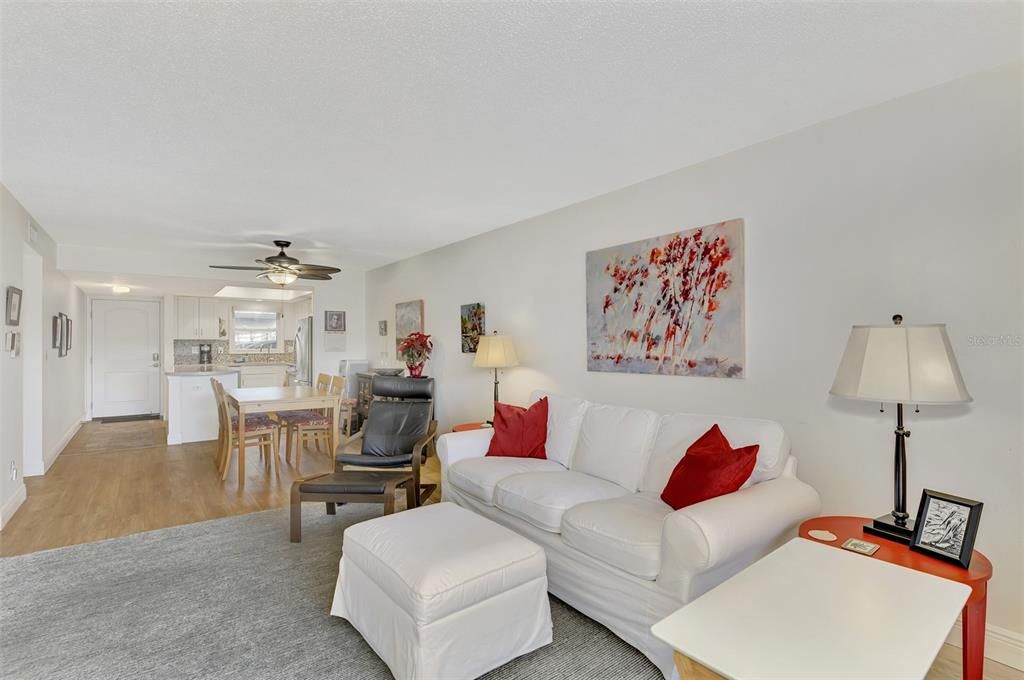 For Sale: $399,000 (2 beds, 2 baths, 967 Square Feet)